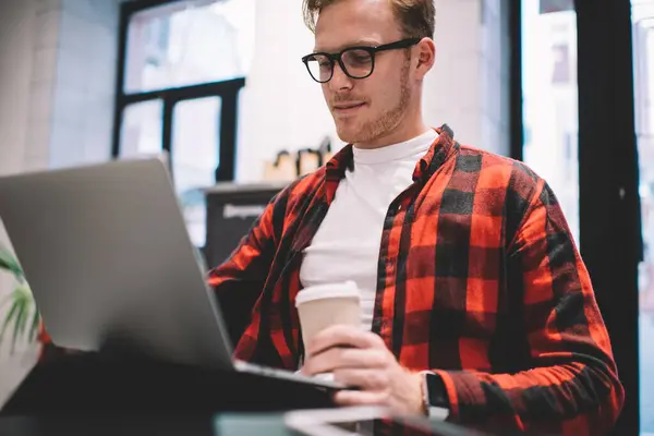 Crop Satisfeito Freelancer Masculino Adulto Óculos Com Foco Tela Laptop — Fotografia de Stock