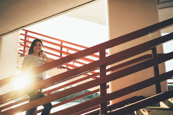 Весела Азіатська Молода Жінка Повсякденному Одязі Йде Міських Сходах Дивлячись — стокове фото