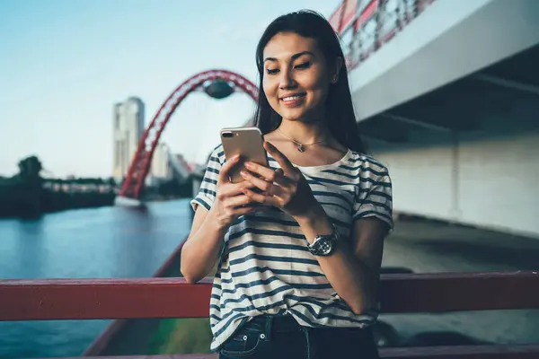 Usmívající Asijská Žena Tisícileté Čtení Zpráv Sociálních Sítí Smartphone Tráví — Stock fotografie