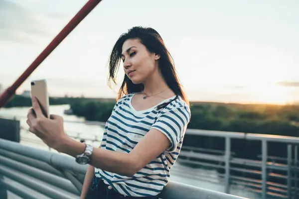 Attraente Ragazza Hipster Asiatica Posa Facendo Selfie Tramite Applicazione Smartphone — Foto Stock