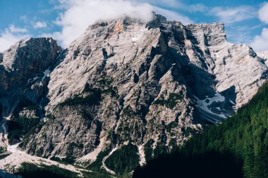 Yaz tatilleri için yürüyüş sırtı olan güzel doğa manzarası, Ulusal Park 'taki bulutlu tepe zirvesine manzaralı manzara, seyahat konsepti.