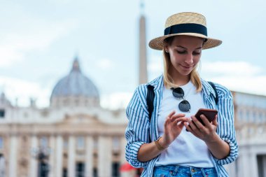 Milenyum turistlerinin seyahat sitesindeki takipçilerle telefon görüşmesi yapması ve sohbet etmesi mesaj içeriği yazması, başvuru yoluyla internet kaynaklarını tarayan çekici bir kadının St. Peter Meydanı 'nı ziyaret etmesi