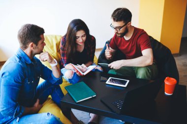 Zeki beyaz çalışanlardan oluşan bir ekip, birlikte çalışma alanındaki bilgilerini ve planlama stratejilerini analiz ediyor. Genç bir grup erkek ve kadın öğrencinin ev ödevlerini yaptığı modern cihazlarla birlikte oturuyorlar.