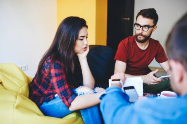 Erkek ve kız öğrencilerden oluşan bir ekip, ev ödevlerini birlikte öğrenirken ve hazırlarken teknolojileri kullanıyor, serbest çalışma projesinde çalışan yetenekli erkek ve kadın çalışanların kırpılmış görüntüsü.