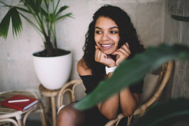 Hayalperest, genç, güzel, etnik bir kadın. Ellerine yaslanıp işten dinleniyor. Kafede sandalyeye oturup gözlerini kaçırıyor.