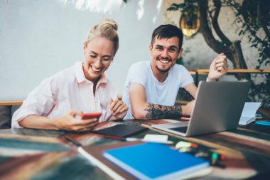 Neşeli, modaya uygun genç meslektaşlar, güpegündüz kafenin terasında oturuyorlar. Alet çantaları ve not defterleriyle yeni bir başlangıç için fikirler üretiyorlar.