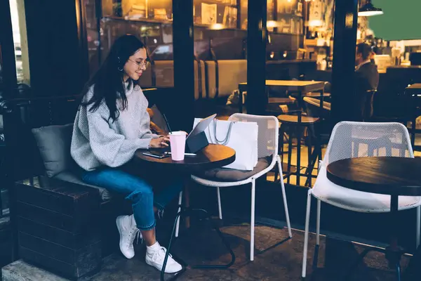 Jovem Freelance Bonita Roupa Casual Fones Ouvido Sentados Mesa Café — Fotografia de Stock