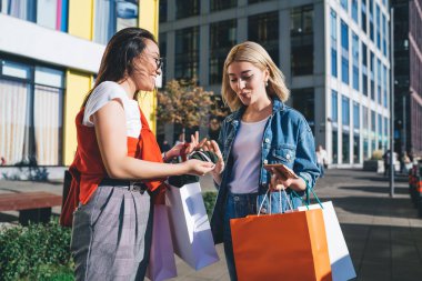 İçerik olarak iyimser kız arkadaşlar alışveriş yaptıktan sonra şehir merkezinde yürürken giysi gösterirken kese kağıdından bir şeyler konuşurlar.