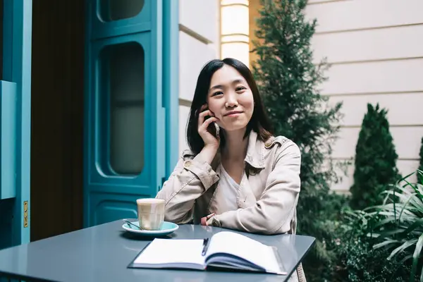 Mladá Asijská Žena Krátkými Vlasy Sedí Stolem Notebookem Šálkem Kávy — Stock fotografie