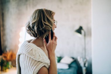 En iyi arkadaşıyla boş zamanlarında konuştuğu için pozitif cep telefonu sohbetinden keyif alan neşeli bir kadının yan görüntüsü, online iletişim uygulaması aracılığıyla cep telefonu araması kavramı