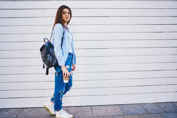 Trendi Menarik Berpakaian Wanita Dengan Pakaian Jeans Melihat Kamera Berpose — Stok Foto