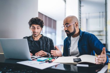 İş arkadaşlarının kot ceket giydiğini ve sakallı olduklarını düşünmek beyin fırtınası yapmak ve birlikte çalışırken ve bilgisayarı tararken karar vermek.