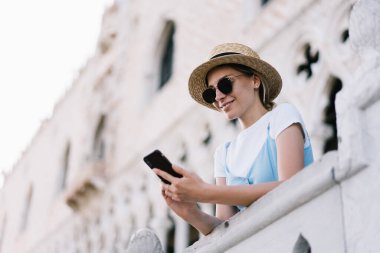 Avrupa 'da tatil boyunca tarihi kenti keşfetmek için seyrüsefer rehberi uygulaması kuran Kafkasyalı turist, cep telefonuyla içerik yayını yaratan çekici milenyum gezgini