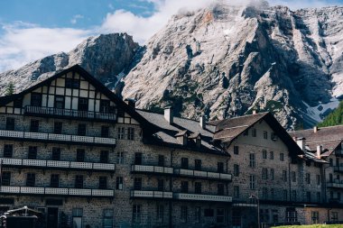 Tatiller için yürüyüş sırtı olan güzel doğa manzarası, Ulusal Park 'taki bulutlu tepe zirvesine manzaralı manzara, dağlardaki otel daireleri.
