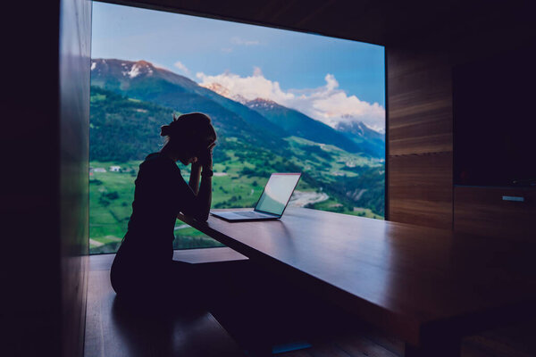 Скучная женщина-фрилансер устала от сверхурочной работы с проектом запуска, силуэт программиста, сидящего за столом с современным портативным устройством для сетевой связи и обновления системы