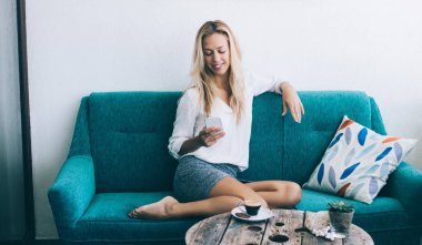 Haftasonu mobil alışveriş sırasında kablosuz internet sitesini karıştıran kaygısız kadın, akıllı telefon teknolojisinde sosyal siteye paylaşmak için yayın içeriği yaratan neşeli milenyum kadını