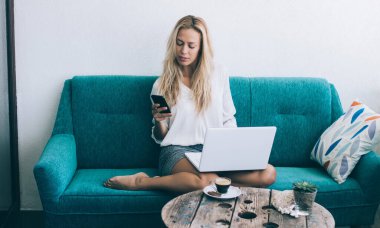 Millennial Okuma, dosyaları paylaşmak için Bluetooth 'a ve Netbook teknolojisine bağlanan metin ile e-posta aldı, cep bilgisayarında uzaktan çalışırken cep telefonuna uygulama yükleyen kadın serbest yazar