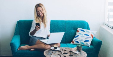 Neşeli milenyum okuması, modern cep telefonunda 4G 'ye bağlanan pozitif metin içeren bir e-posta aldı, cep telefonunda uzaktan bilgisayarla çalışırken cep telefonuna iletişim uygulaması kuran mutlu kadın serbest yazar