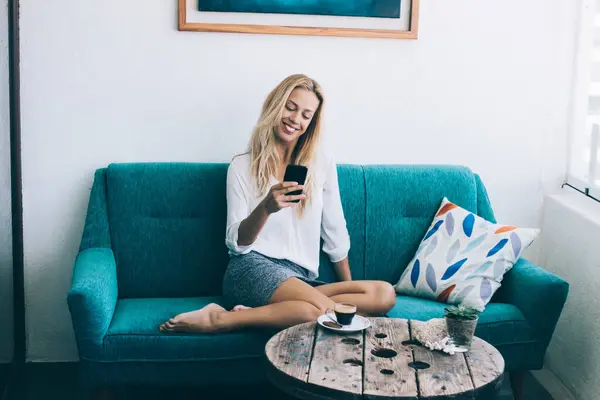 Happy Millennial Girl Beristirahat Sofa Ruang Tamu Dan Menulis Pesan — Stok Foto