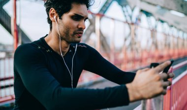 Sosyal yayın için web görünümlerinin istatistiklerini kontrol eden Avrupalı nüfuz blogcusu, mobil cihazda 4G 'ye bağlı egzersiz videosu, akıllı telefon aracılığıyla eğitmenle milenyum sporcusu mesajlaşması