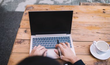 Laptop bilgisayarında çalışan erkeklerin kablosuz internet bağlantısını uzaktan kontrol etmesi, iş adamlarının kafeteryadaki online proje için uzak mesafe iş kullanımı teknolojisinin üst görünümü