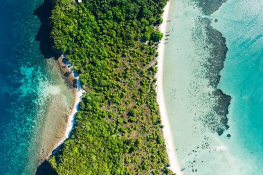 Kristal masmavi su ve yeşil sebzeli pitoresk adanın hava manzarası. Cennet sahil şeridi kuşbakışı manzarası, yaz tatilleri için güzel turistik yerler, spor merkezleri.