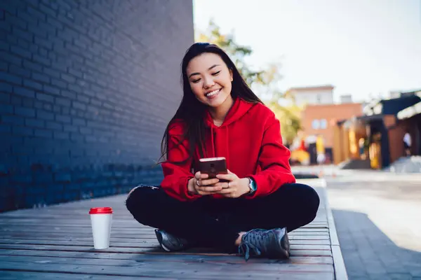 快乐的青少年在智能手机网络中与虚拟朋友聊天 快乐的青少年在时尚的服装中与4G连接 浏览网站 — 图库照片
