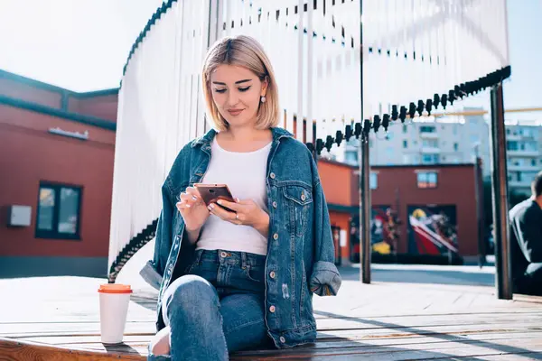 用4G连接吸引20多岁的嬉皮士女孩 通过蜂窝技术进行移动预订 用现代智能手机工具与虚拟用户进行交流 — 图库照片