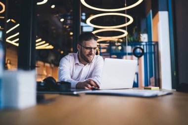 Gözlük okumada başarılı olan erkek girişimci, fırsat önerisiyle e-posta aldı, mutlu iş adamı bilgisayardaki 4G 'ye bağlanan hisse senedi web sitesindeki bitcoin alışverişinden memnun kaldı