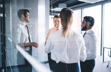 Ofiste cam tezgahının yanında iş birliği yapan mutlu yöneticilerden oluşan bir grup. Çalışma sürecinde yapılan görüşmeleri tartışıyorlar. Çok ırklı tüccarlar beyin fırtınasının keyfini çıkarıyorlar.