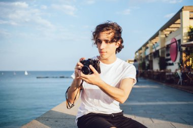 Yaratıcı fotoğrafçı modern teknolojiyi seyahat tatillerinde profesyonel resimler yapmak için kullanıyor, genç amatörler yeteneklerini geliştirmek ve çevrenin fotoğraflarını çekmek için zaman harcıyor.