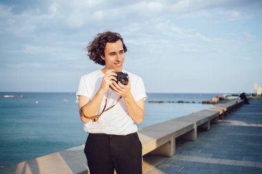 Yaratıcı fotoğrafçı modern teknolojiyi seyahat tatillerinde profesyonel resimler yapmak için kullanıyor, genç amatörler yeteneklerini geliştirmek ve çevrenin fotoğraflarını çekmek için zaman harcıyor.