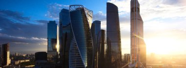Moskova 'da modern şehir merkezinde bulunan yüksek katlı cam şirketlerin kuş bakışı binaları. Finans merkezinde gökdelenleri olan hava aracı görüntüsü.