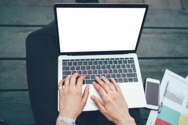 Sınav hazırlıkları sırasında bilimsel araştırmalar için dizüstü bilgisayar kullanan yetenekli bayan öğrencilerin en üst görüşü, boş netbook 'a kopyalama alanı ile yazı yazan serbest yazar
