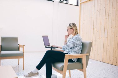 Kafkasyalı bir kadın web mesajlaşması için dizüstü bilgisayar kullanıyor. İnternet takipçileriyle birlikte çalışma alanındaki 4G kablosuz internete bağlanıyor. Kadın internet üzerinden sipariş verirken internet bankacılığı yapıyor.