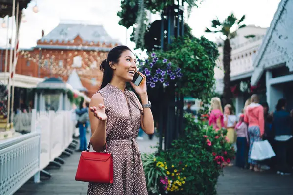 Akıllı telefon teknolojisi olan kaygısız bir kadın. Şehirdeki uluslararası sohbetler için dolaşırken gülümsüyor. Milenyum turistleri, hareketlilik iletişiminin keyfini çıkartıyor.