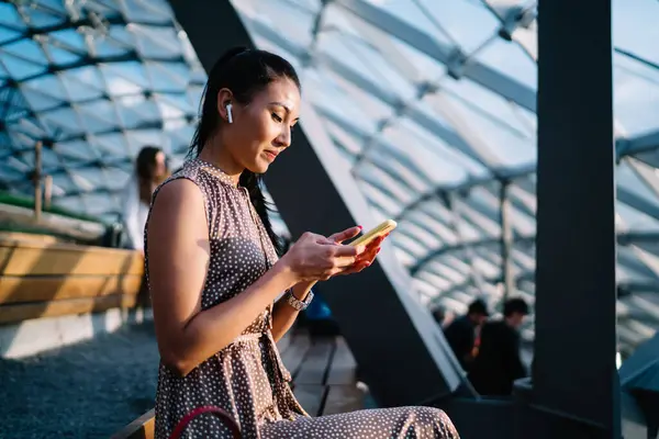 Utente Femminile Asiatico Cuffie Elettroniche Che Connettono Bluetooth Smartphone Ascoltare — Foto Stock