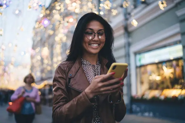 Radostná Asijská Turistka Klasických Brýlích Radující Během Mobilní Komunikace Sociálními — Stock fotografie