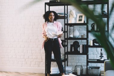 Düşünceli bayan okuyucu, boş zamanlarında edebiyat hobisi için başka yere bakıyor koyu tenli düşünceli hippi kız en çok satanlar listesi üzerinde kafa yoruyor.