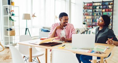 Afrikalı Amerikan evliliği ilginç fikirleri tartışırken aynı zamanda ev bilgisayarı ile uzaktan kumandalı bir proje yaratıyor. Ev içi iş yaparken mutlu çift iş birliği yapıyor.