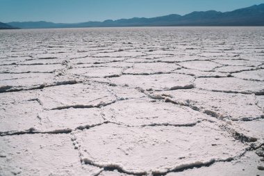 Güneşli bir günde ABD 'de, deniz seviyesinin altında, Range Mountain yakınlarında yer alan badwater havzasındaki çatlak tuz düzlükleri.