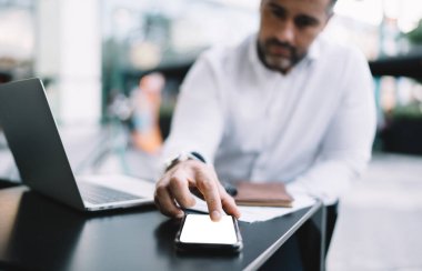 Bulanık iş adamı kontrolü şehir merkezinde çalışan dizüstü bilgisayar kumandası sırasında 4G kablosuz cihazına bağlanan sahte cep telefonu uyarısı aldı. Kopya alanı olan boş akıllı telefona odaklanmış.