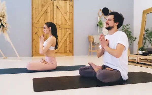 Ganzkörper Fokussierte Multiethnische Freunde Aktiver Kleidung Die Lotuspose Auf Yogamatten Stockbild