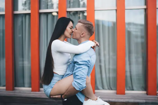 Leidenschaft Emotionen Von Ehepartnern Liebhaber Küssen Während Des Vorspiels Der lizenzfreie Stockbilder