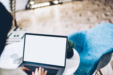 İnternet sitesini taramak için boş ekranlı modern dizüstü bilgisayar kullanan ve internet üzerinden rezervasyon yaptıran yetenekli bir kadın model netbook teknolojisiyle uzak mesafe işini yapan bulanık bir kadın.