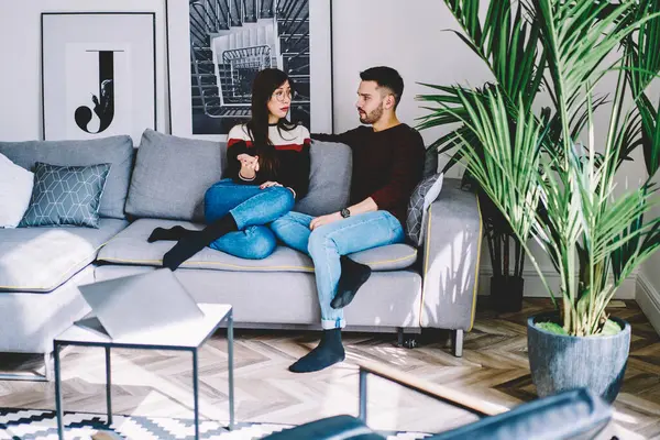 Junger Ehepartner Freizeitkleidung Verbringt Wochenendzeit Der Heimischen Wohnung Gemeinsam Diskutieren Stockfoto