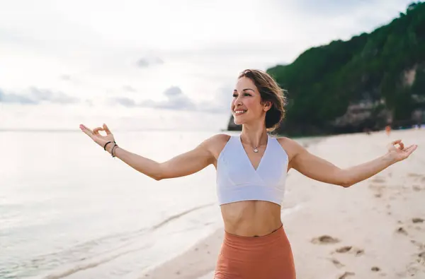 Açık Spor Giyimli Genç Bir Kadın Denizin Kıyısında Duruyor Güneşli - Stok İmaj