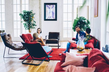 Çok kültürlü hippi gençlerden oluşan bir grup modern iç mimari ve ev dekorasyonundan bahseden modern bir apartman dairesinde hafta sonu buluşmalarında iletişim kuruyor.