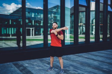 Spor ayakkabılı atletik bir adam sabahları camdan ofis binasının yanında dikilip gözlerini kaçırıyor.