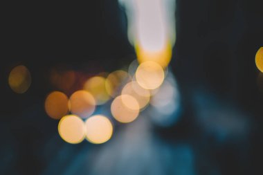 Bulanık soyut bir arka plan ve gece vakti New York 'ta hiç uyumadan parlayan parlak ışıklar.